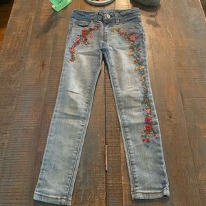 🍒Cute Pair Of Little Girl Jeans W/ Flowers Sz 5🍒